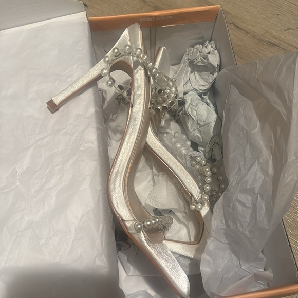 Brand new Be Mine pearl heels never worn size 5 - Picture 2 of 4